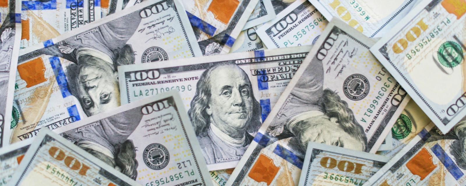 Explorer les dynamiques d'un dollar affaibli : conséquences et opportunités